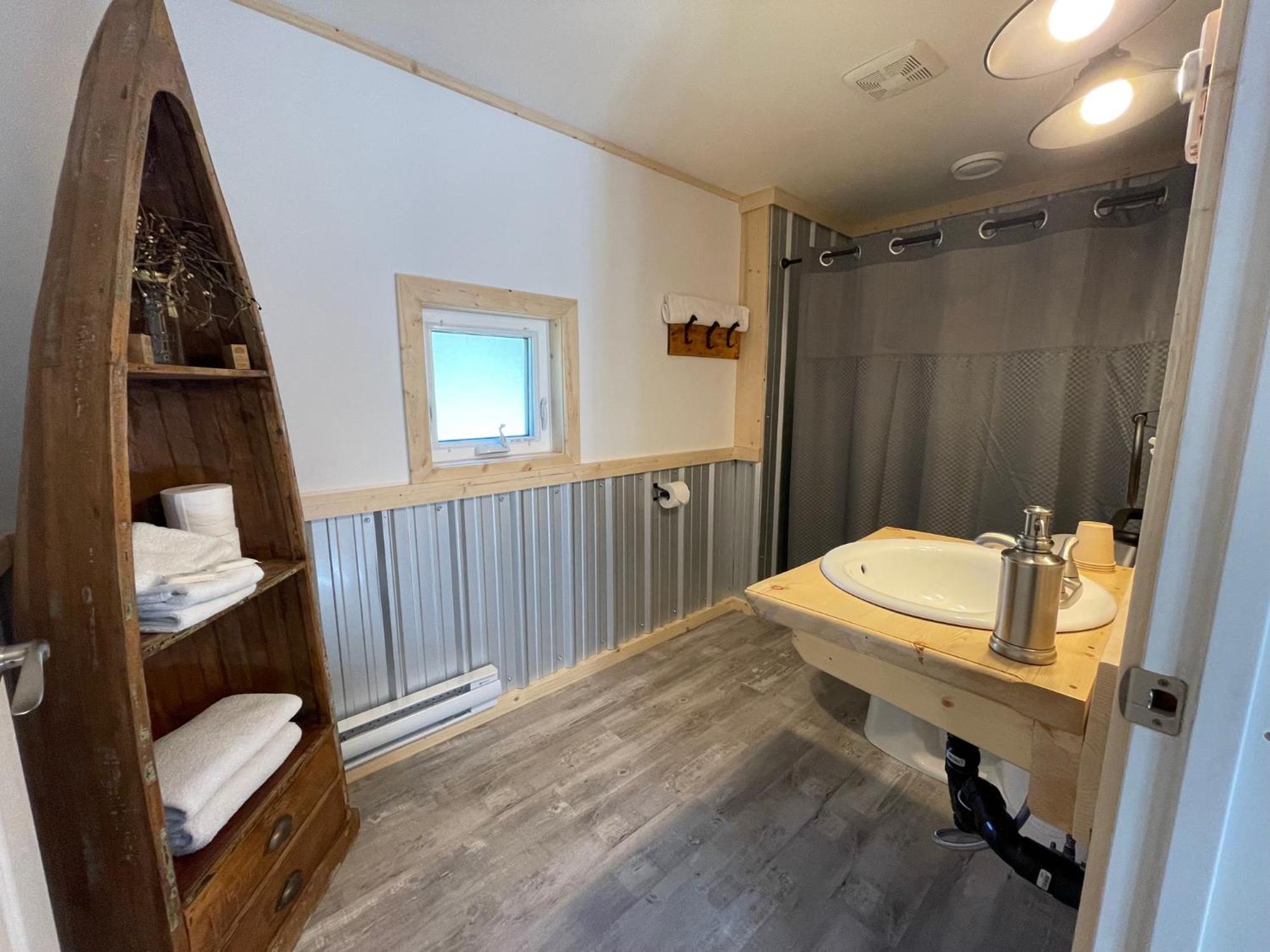 Mount Logan Ecolodge & Retreat Center Хейнс Джънкшън Екстериор снимка
