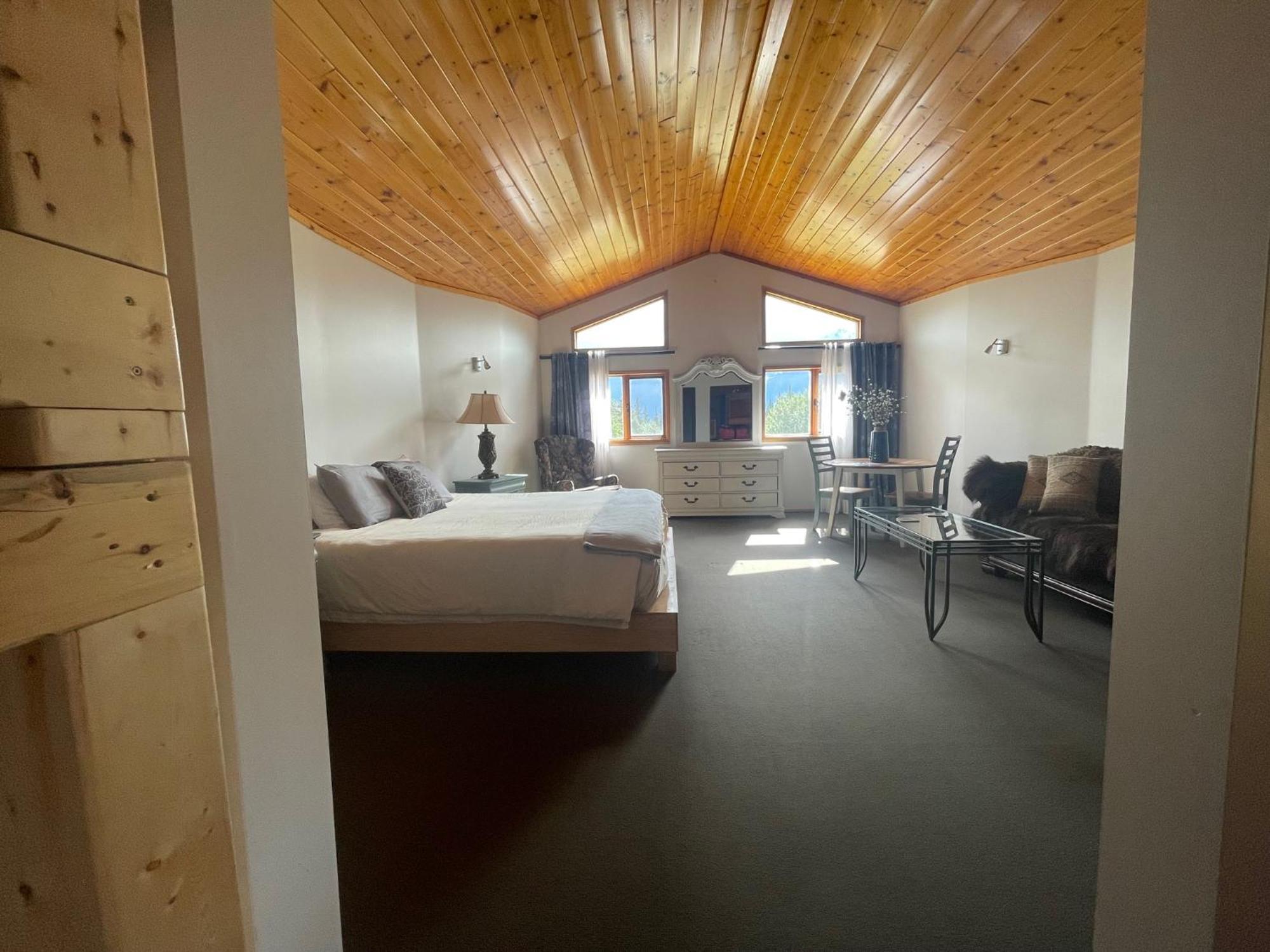 Mount Logan Ecolodge & Retreat Center Хейнс Джънкшън Екстериор снимка