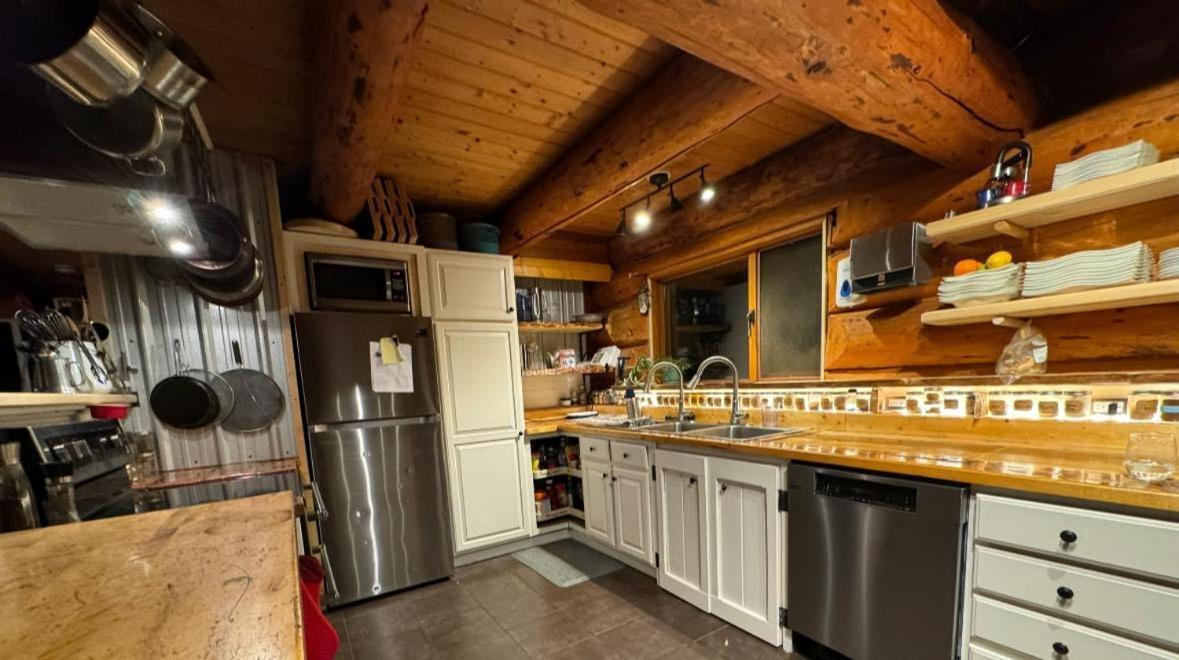 Mount Logan Ecolodge & Retreat Center Хейнс Джънкшън Екстериор снимка