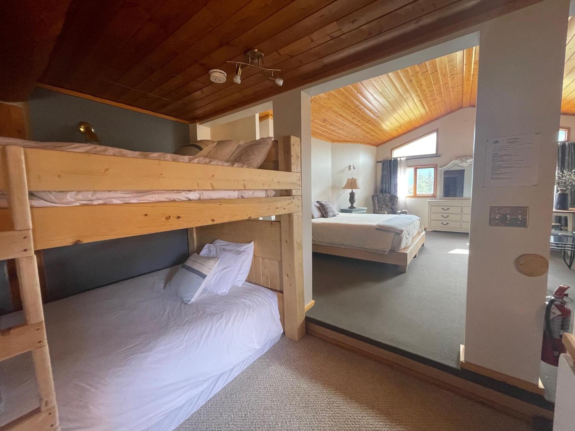 Mount Logan Ecolodge & Retreat Center Хейнс Джънкшън Екстериор снимка